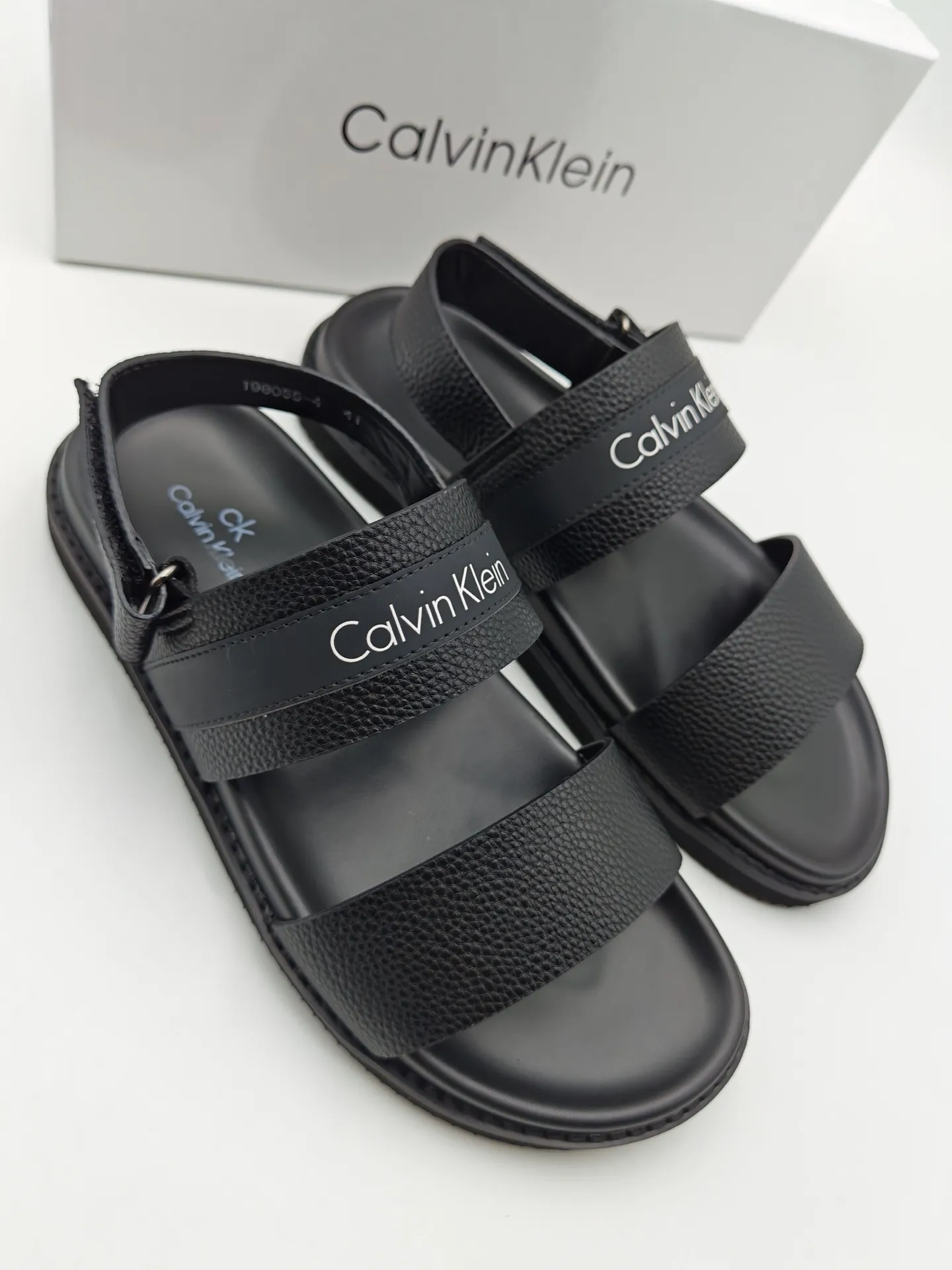 Men's shoes 💰300 Calvin Klein CK men's slippers, the upper of this slipper is made of imported cowhide, and the sole is also imported new EVA material. The foamed ultra-light outsole is more non-slip, three-dimensional and skin-friendly. Available from stock, long-term availability, Size: 38-46 yards.